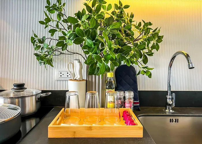 Near Bts L Fully Furnished L Pool And Gym L Sontana * バンコク都
